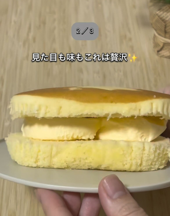 『北海道チーズ蒸しケーキ』にアイスをはさんでいる様子