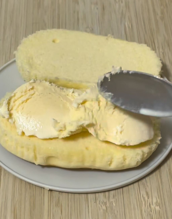 半分に切ったチーズ蒸しパンにアイスをのせている様子