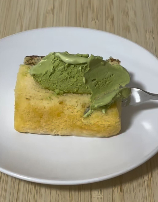 凍ったカステラにアイスをのせている様子