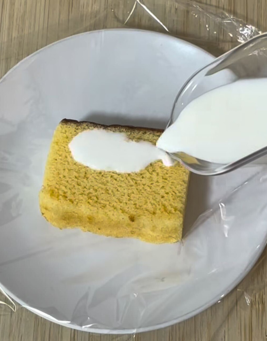 カステラに牛乳をかけている様子