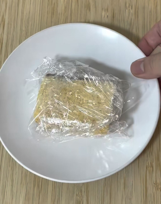 ラップで包んだカステラ