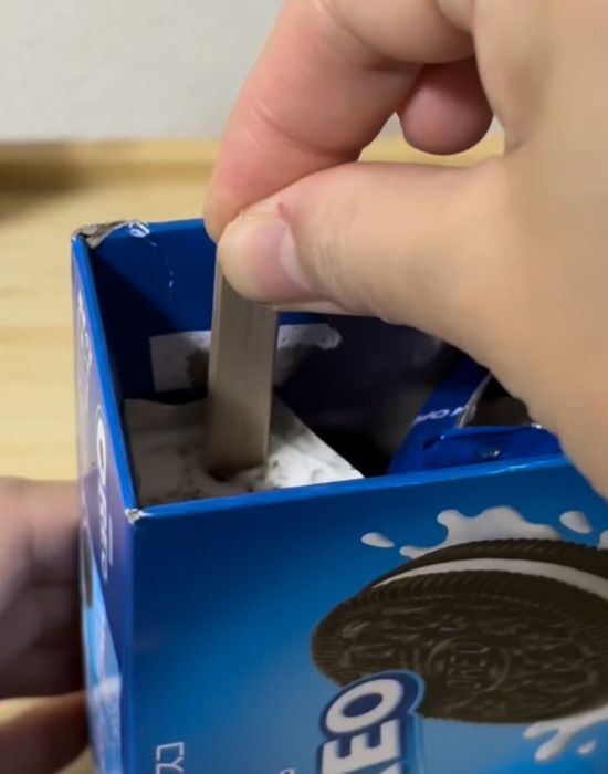アイスキャンディー用のスティックを差し込む