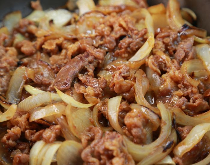 肉とタマネギの炒め物の写真