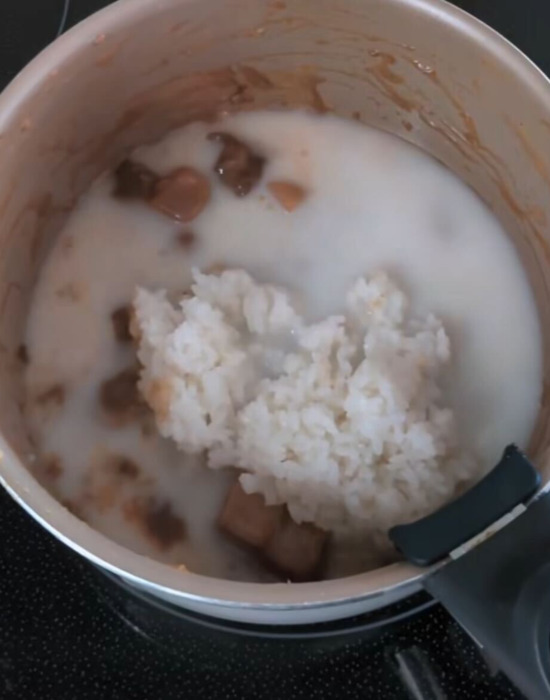 牛乳とごはんを加える