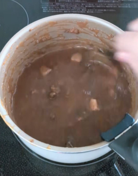 カレーを煮立てて、めんつゆを入れる