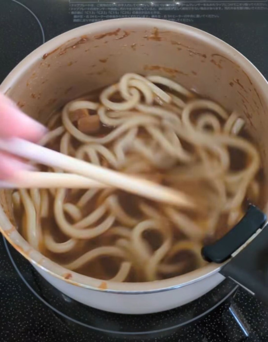冷凍うどんを入れる