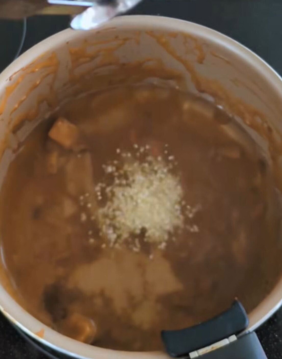 カレーに水と鶏ガラスープの素を加える