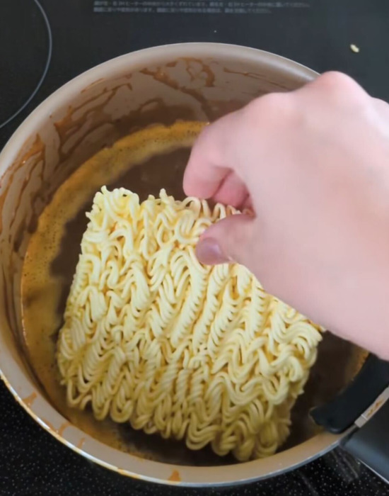 中華麺を入れて煮る