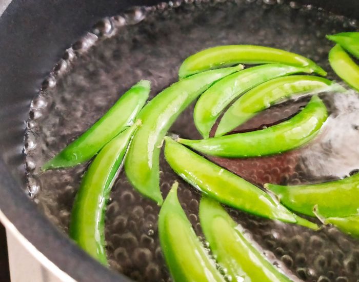 熱湯でスナップエンドウを茹でている様子