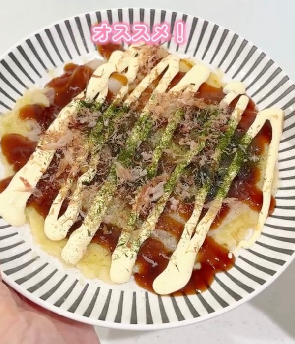 電子レンジで作った『ズボラお好み焼き』が完成した様子