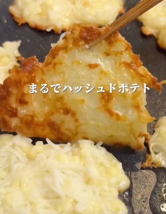ピザ用チーズなどを混ぜ合わせたそうめんをフライパンで焼き目が付くまで焼く様子