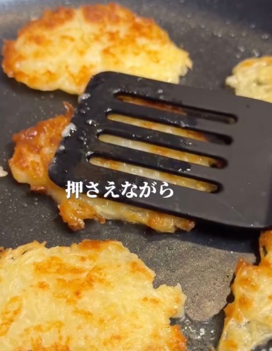 フライ返しで押さえながら生地を焼く様子