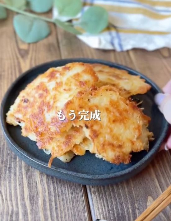 そうめんで作ったチーズおつまみを皿に盛り付けた様子