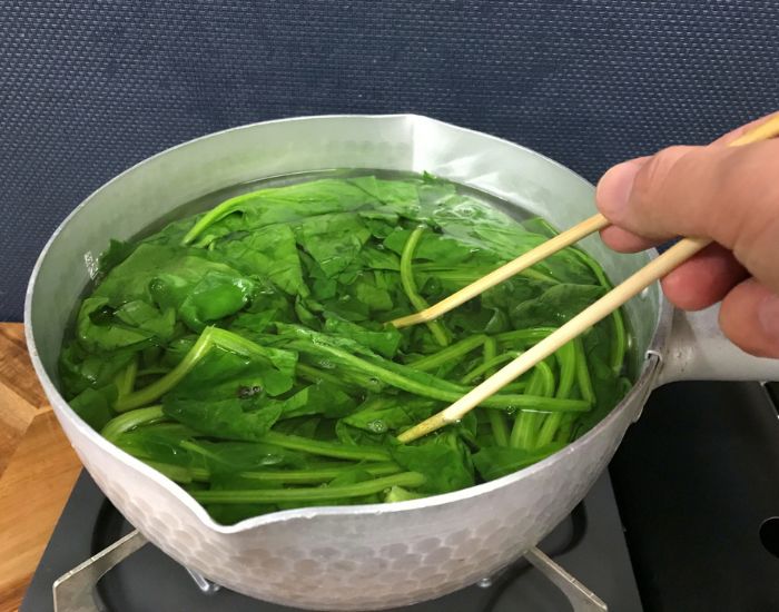 鍋でほうれん草をゆでている様子
