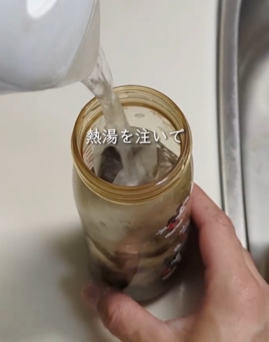熱湯を注ぐ様子