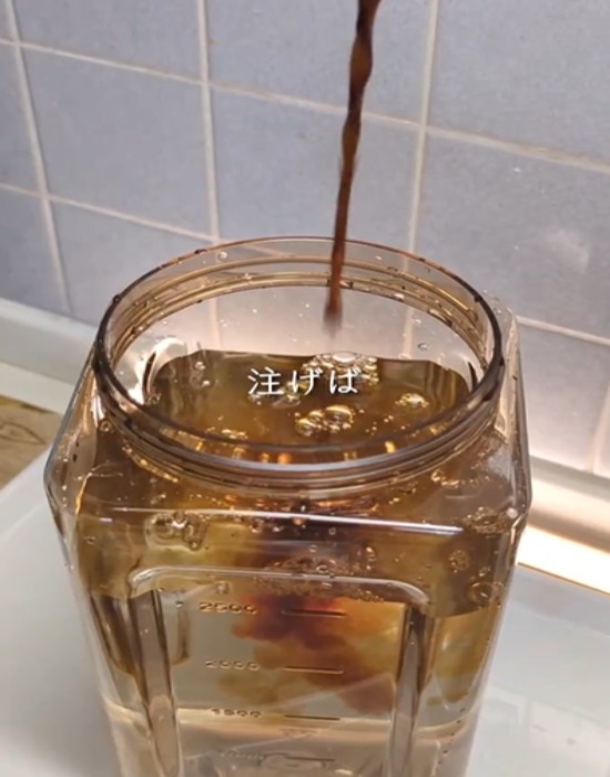 水を入れたポットに麦茶を注ぐ様子