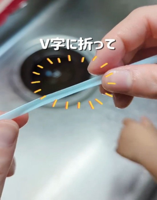 ストローを折る様子