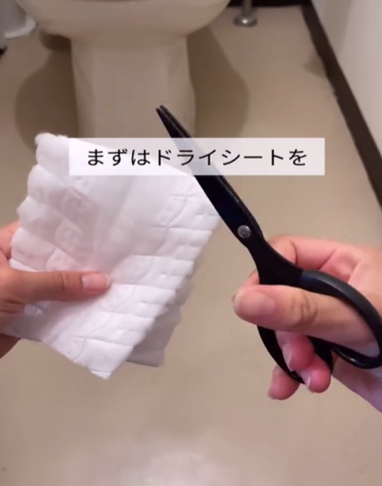 ドライシートを手にしている様子