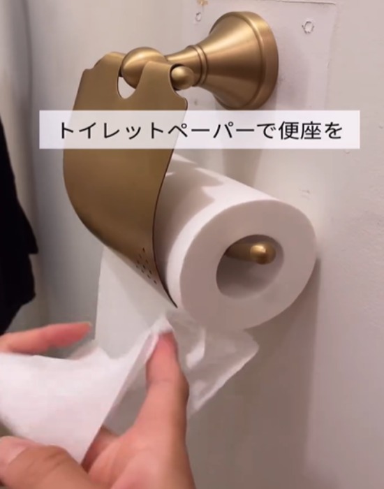 トイレットペーパーを巻き取る様子