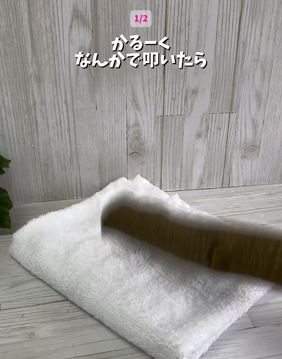 保存袋に入った氷を割っている様子