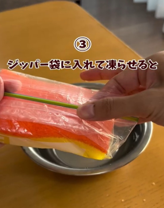水を含ませたスポンジをジッパー付き保存袋に入れる