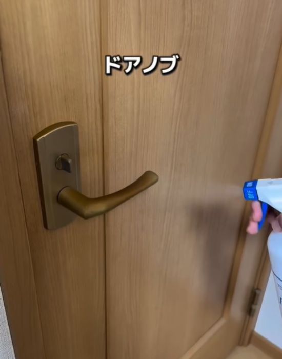 ドアノブにかける様子