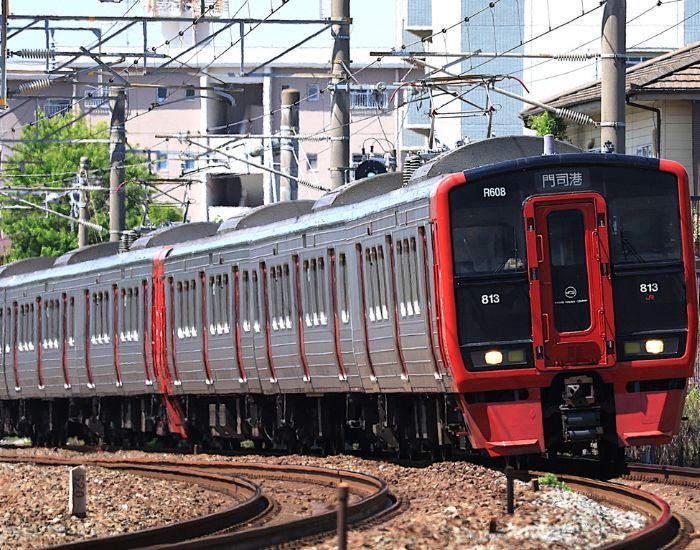 線路を走る電車の写真