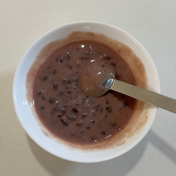 ゆで小豆と豆乳ヨーグルトを混ぜ合わせた様子