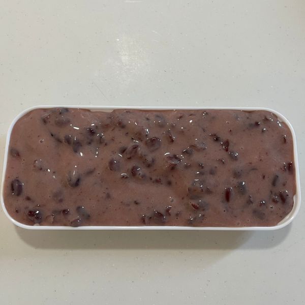 ゆで小豆と豆乳ヨーグルトを混ぜ合わせたものを製氷器に入れた様子