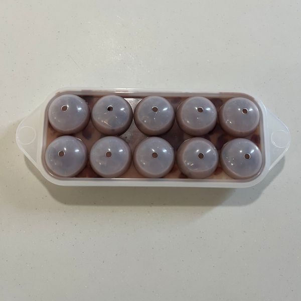ゆで小豆と豆乳ヨーグルトを混ぜ合わせたものを製氷器に入れて蓋をした様子