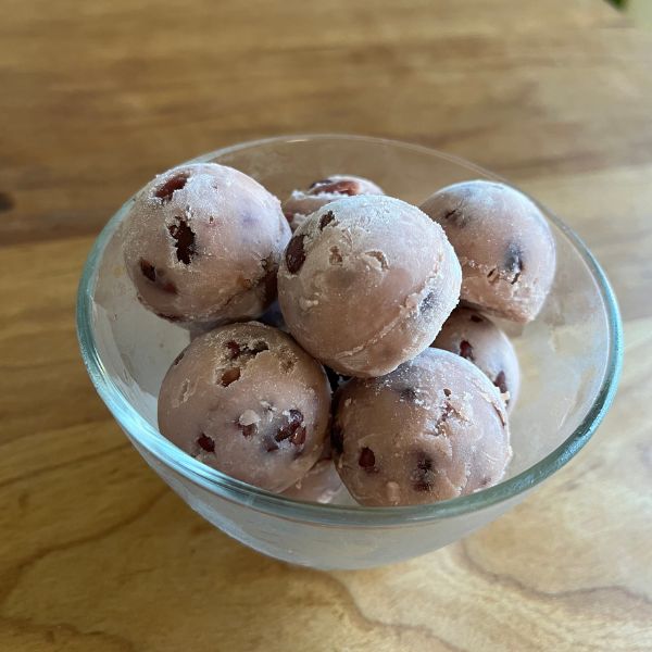 完成した『小豆アイス』を皿に盛り付けた様子
