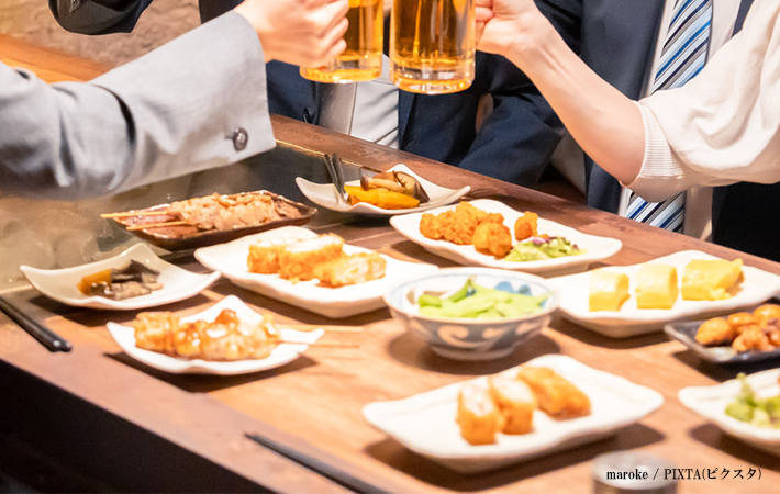 飲み会中の料理の画像
