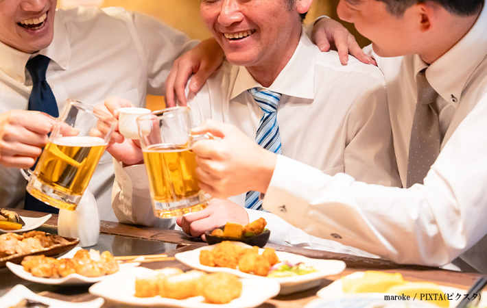 飲み会で盛り上がる男性３人の画像