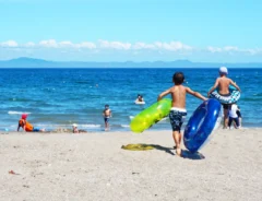 海水浴はいつまでできる？期間の目安や期間外に海で遊ぶリスクとは