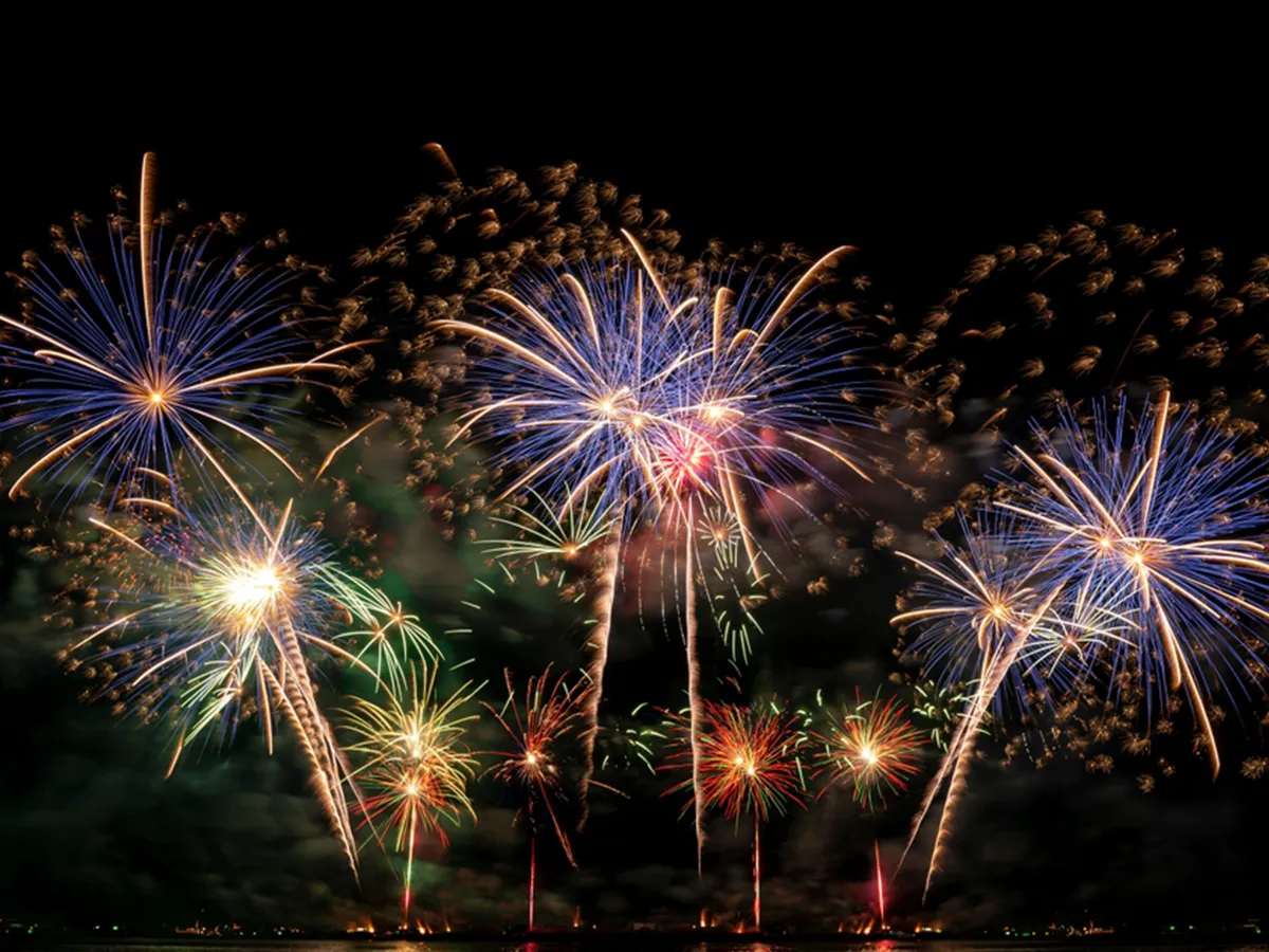 花火大会に食べ物は持参できる?メニューの選び方と持ち運びのコツを解説