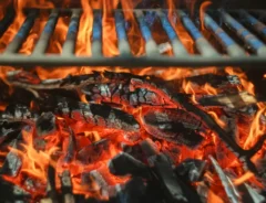 バーベキューに必要な炭の量は？炭の燃焼時間と火おこしの方法も紹介