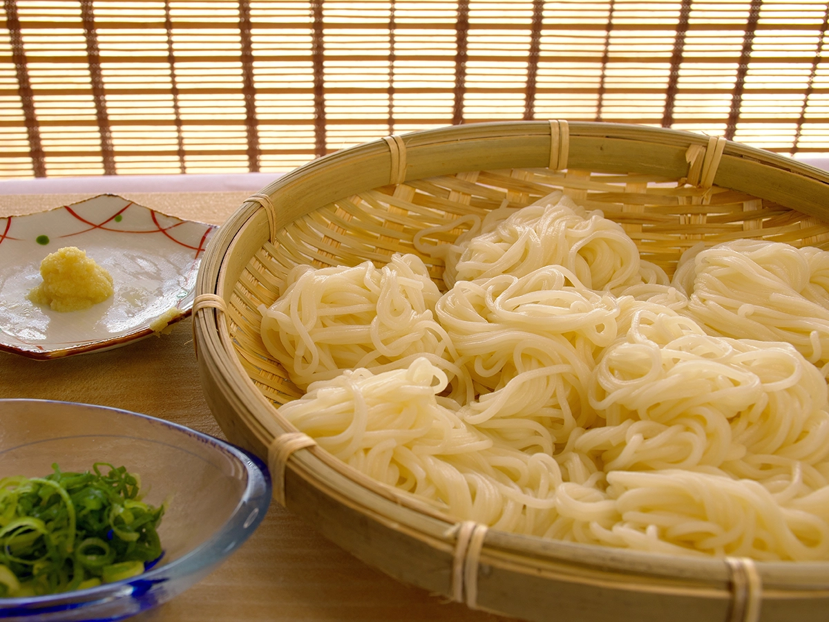 そうめんとうどんの違いは太さだけ？ひやむぎと原料は同じ？