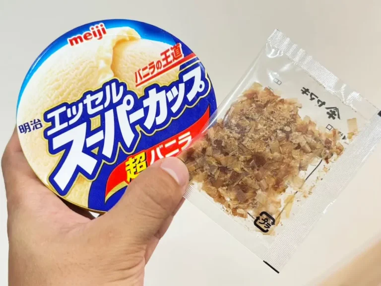 『明治 エッセル スーパーカップ』と鰹節の写真