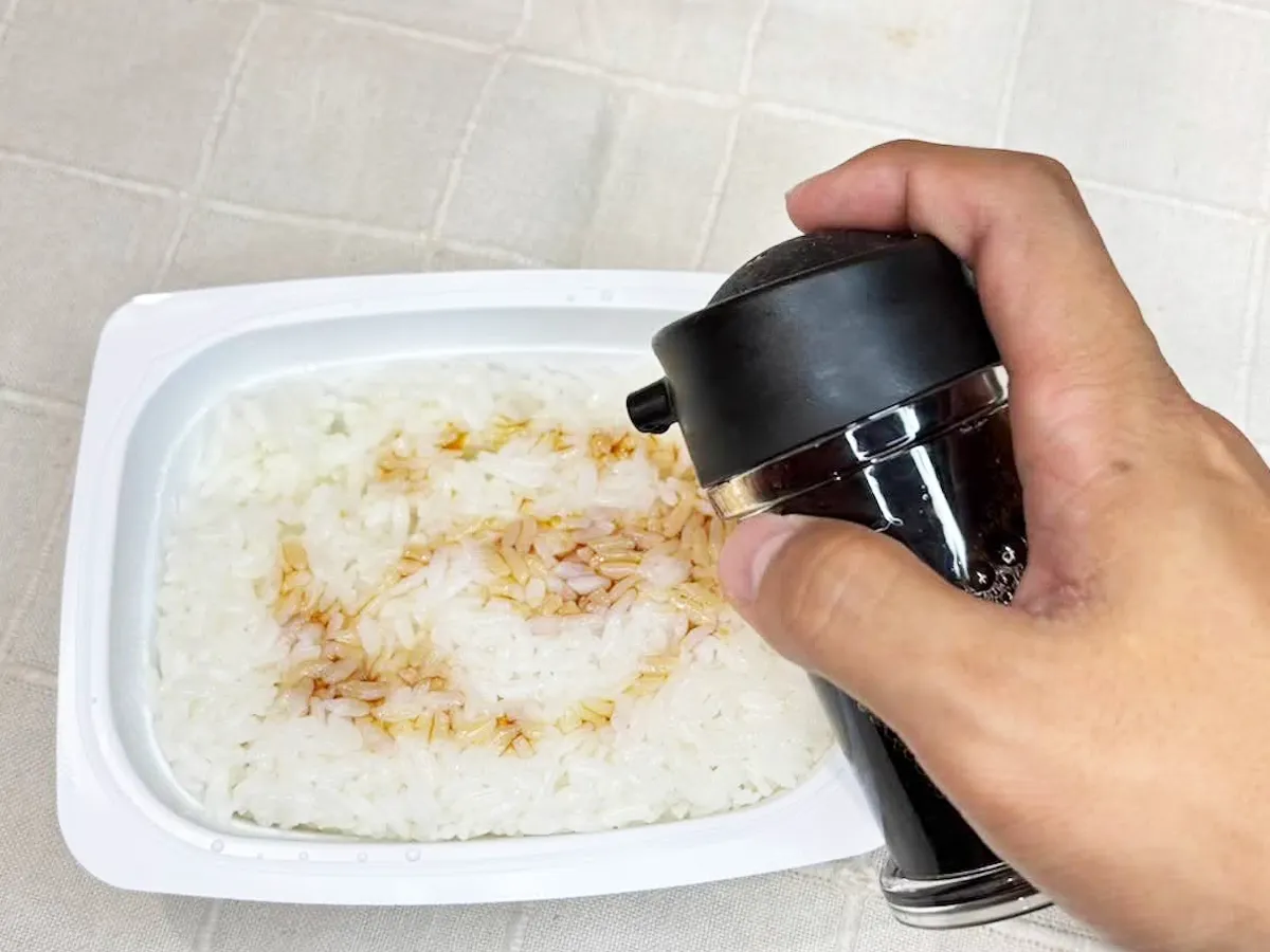 『パックごはん焼きおにぎり』を作る写真