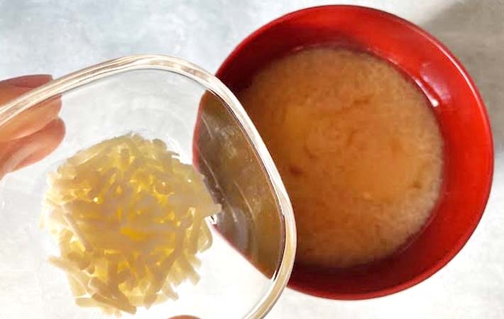 『チーズ入り味噌汁』を作る写真