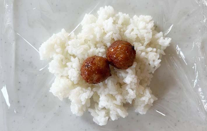 具入りおにぎりを作る写真