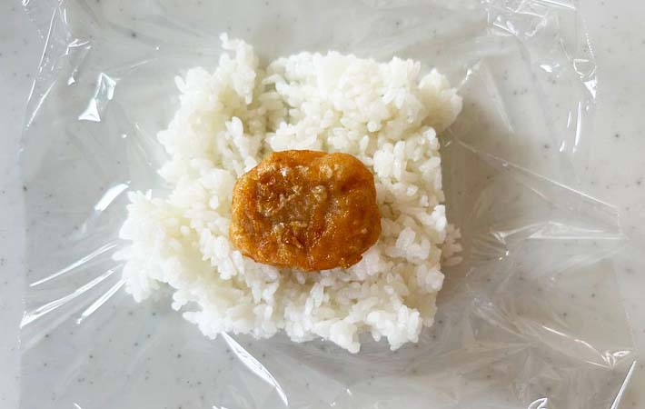 具入りおにぎりを作る写真
