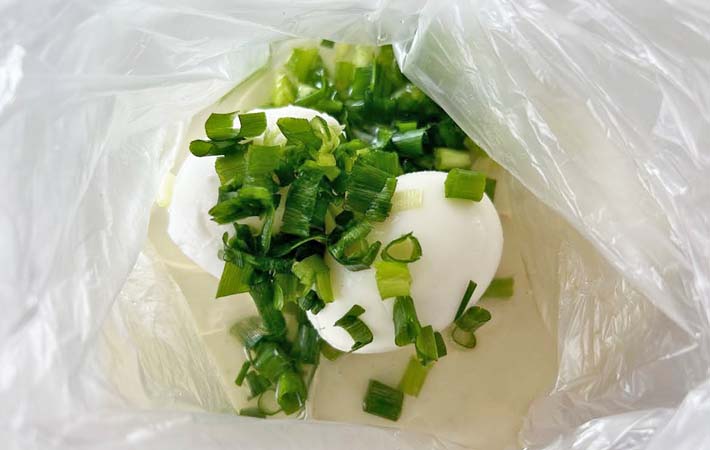 『鶏ガラベースの味玉』を作る写真