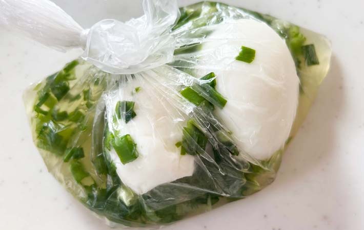 『鶏ガラベースの味玉』を作る写真