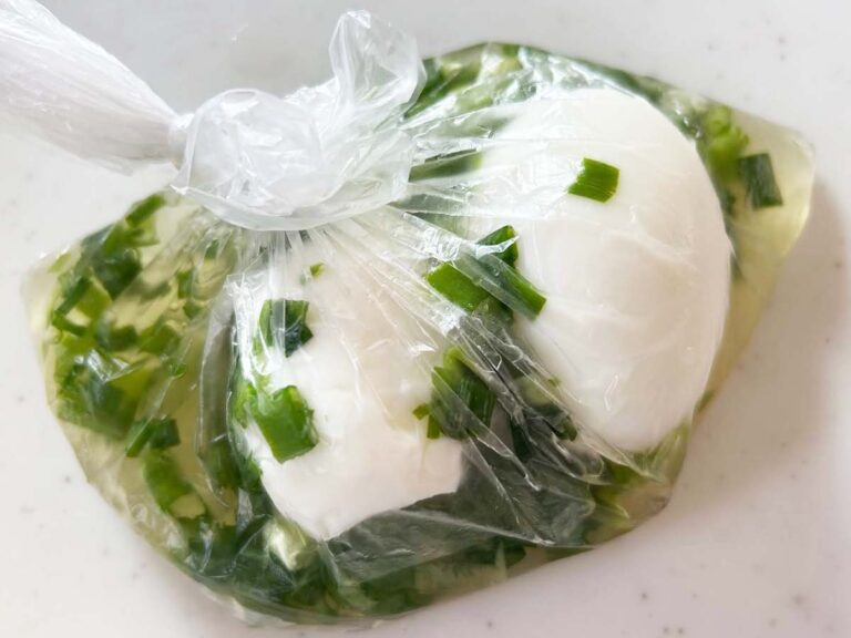 『鶏ガラベースの味玉』を作る写真