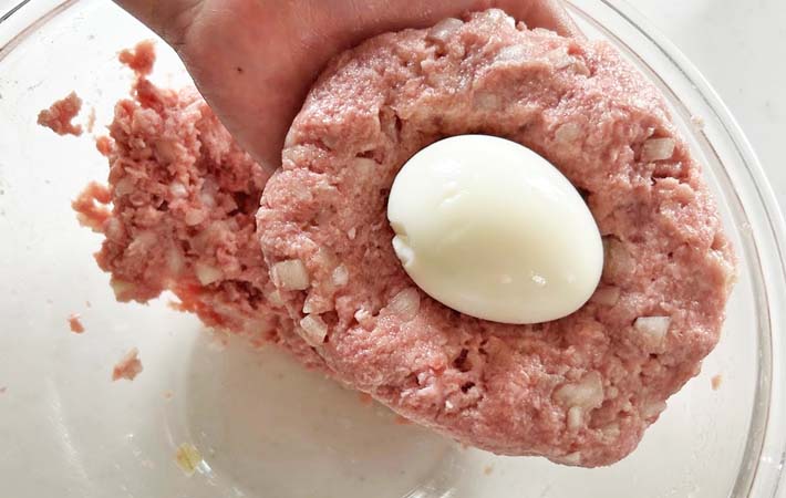 『卵入りハンバーグ』を作る写真
