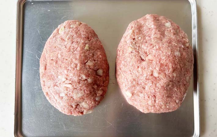 『卵入りハンバーグ』を作る写真