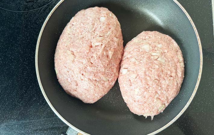 『卵入りハンバーグ』を作る写真