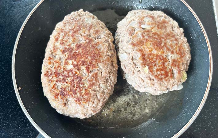 『卵入りハンバーグ』を作る写真