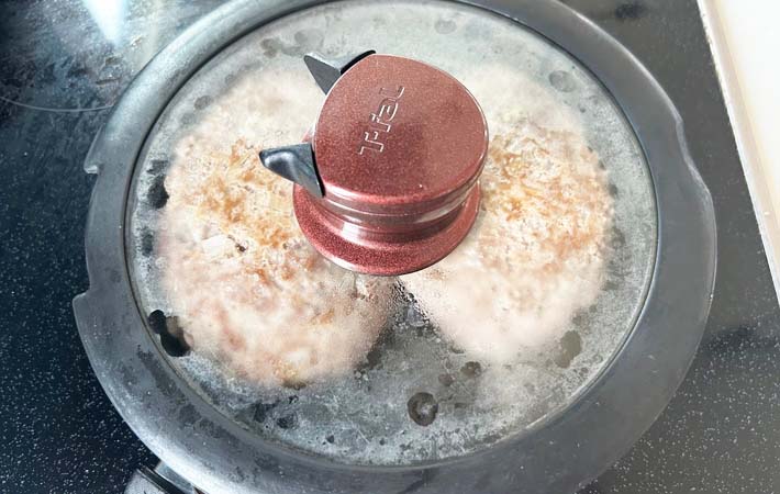 『卵入りハンバーグ』を作る写真